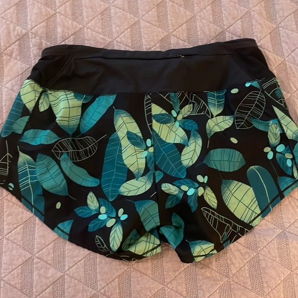 Oiselle Toolbelt Roga Shorts - Picture 2 of 3